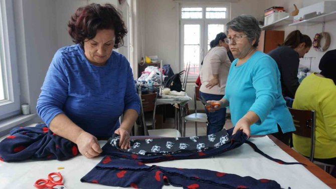 Edirneli Kadınlar, Depremzedeleri Sıcak Tutacak Kıyafetler Dikiyor