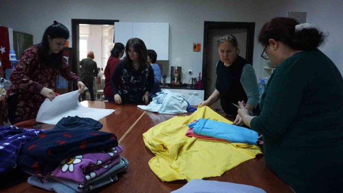 Edirneli Kadınlar, Depremzedeleri Sıcak Tutacak Kıyafetler Dikiyor