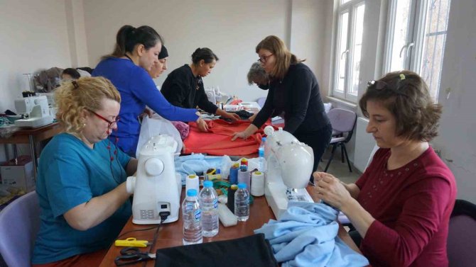 Edirneli Kadınlar, Depremzedeleri Sıcak Tutacak Kıyafetler Dikiyor