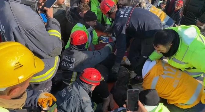 Hatay’da 55 Saat Sonra Enkazdan Sevindirici Haber