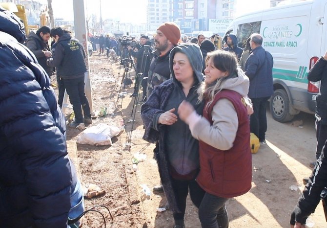 Enkazda İki Kardeş Ve Babalarının Yaşam Umudu: Üç Kez Duvara Vurdular