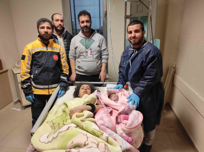Enkaz Altındaki Elif İle İtfaiye Çavuşunun Duygu Dolu Konuşması