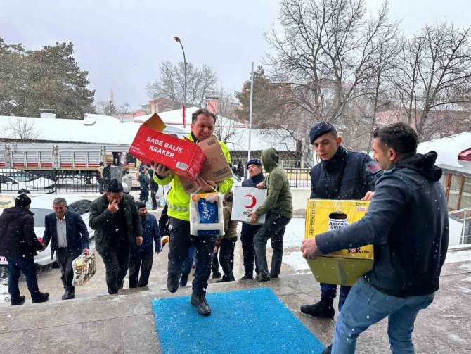 Uzundere Tek Yürek Oldu, Vatandaşlar Depremzedeler İçin Seferber Oldu