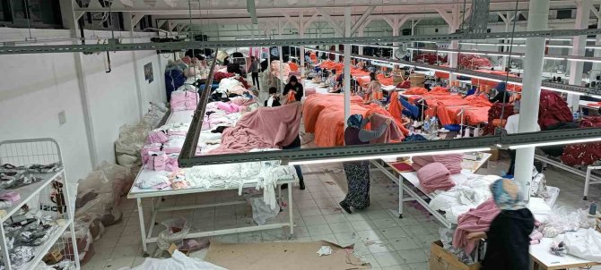 Bu Fabrikanın İşçileri Depremzedeler Üşümesin Diye Mesaiye Kalıyor