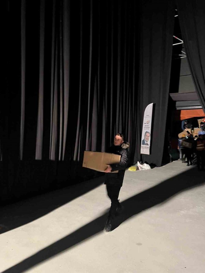 Erden Timur Ve Kerem Aktürkoğlu, Yardım Çalışmalarına Destek Oldu