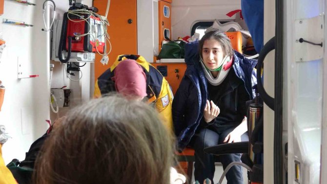 Depremi Yara Almadan Atlattılar, Kazada Yaralandılar