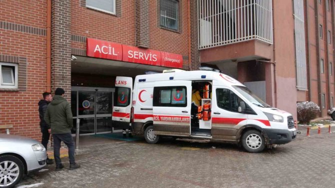 Depremi Yara Almadan Atlattılar, Kazada Yaralandılar