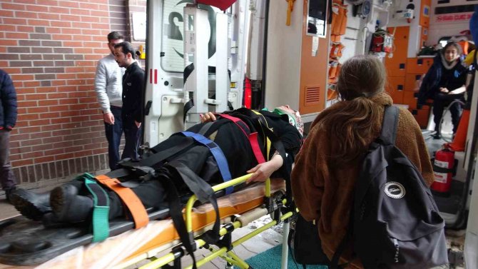Depremi Yara Almadan Atlattılar, Kazada Yaralandılar