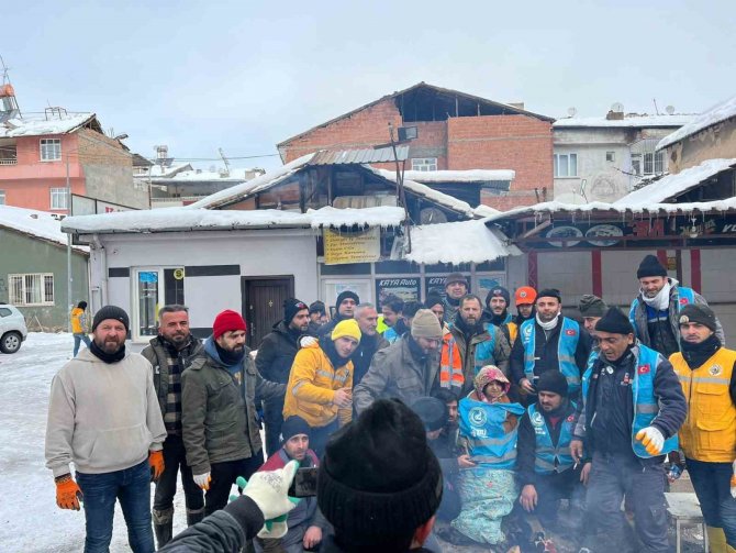Gönüllüler, Deprem Bölgesinde Hayat Kurtarıyor