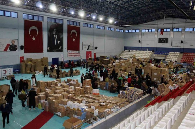 Sinop’tan Depremzedelere 43 Araç Dolusu Yardım