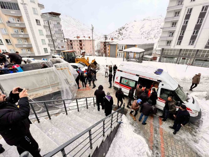 Şemdinli’de Depremzedeler İçin Yardım Seferberliği