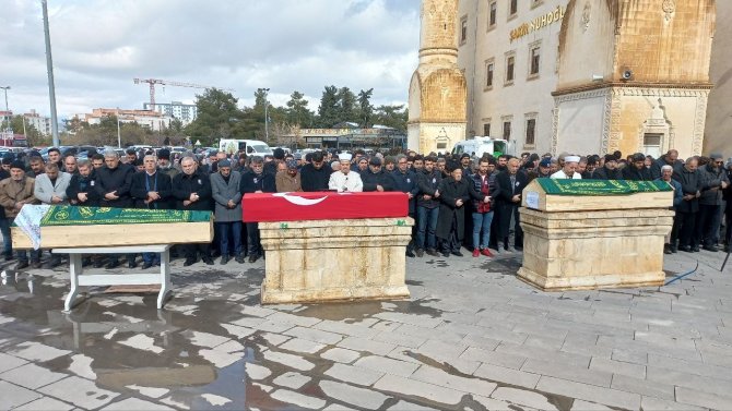 Depremde Oğlu Ve Kızıyla Birlikte Can Veren Polis Memuru Mardin’de Toprağa Verildi