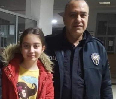 Depremde Oğlu Ve Kızıyla Birlikte Can Veren Polis Memuru Mardin’de Toprağa Verildi