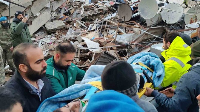 12 Yaşındaki Ege 62 Saat Sonra Enkazdan Böyle Kurtarıldı