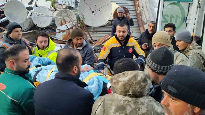 12 Yaşındaki Ege 62 Saat Sonra Enkazdan Böyle Kurtarıldı