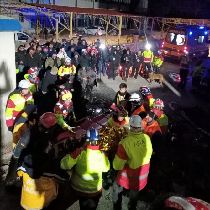 40 Saat Sonra Enkaz Altından Gelen Gülümseme