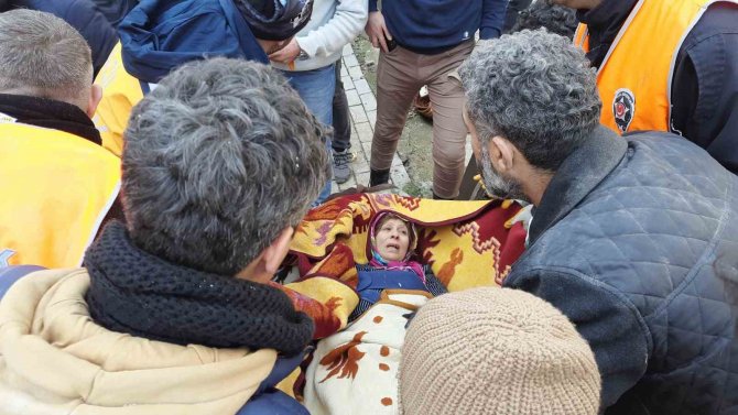 İ̇ki Komşu 58 Saat Sonra Kurtarıldı