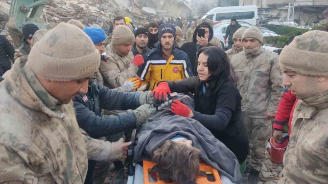 Hatay’dan Sevindirici Haber: 51 Saat Sonra 5 Yaşındaki Kız Çocuğu Sağ Kurtarıldı