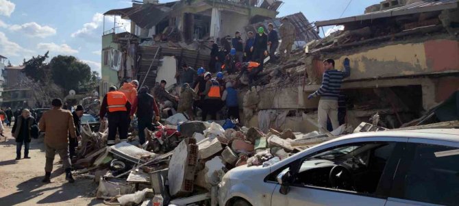 Hatay’da Çalışmalar Hızlandı, Vatandaşlar Enkazdan Kurtarılıyor