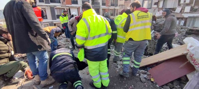 Hatay’da Çalışmalar Hızlandı, Vatandaşlar Enkazdan Kurtarılıyor
