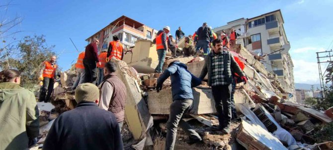 Hatay’da Çalışmalar Hızlandı, Vatandaşlar Enkazdan Kurtarılıyor