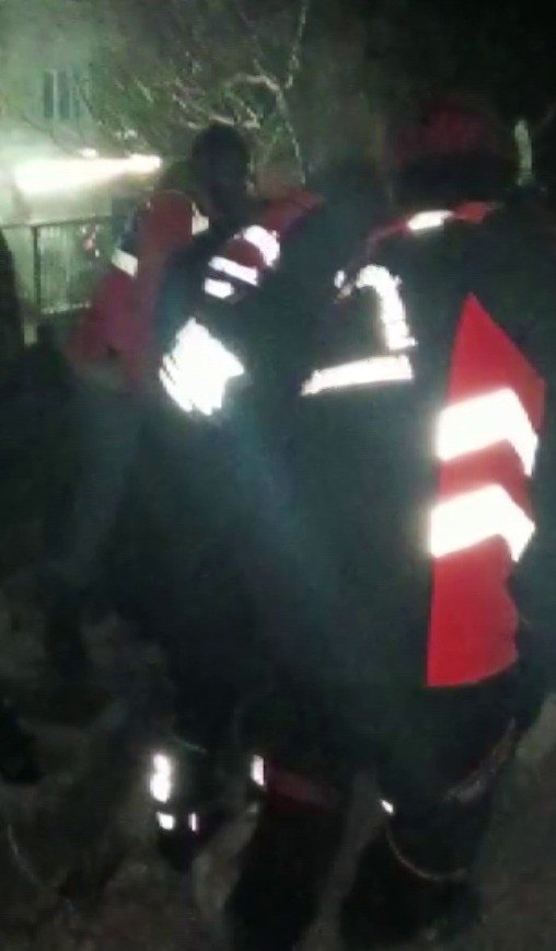 Depremden 50 Saat Sonra Anne İle Oğlu Enkazdan Sağ Kurtarıldı