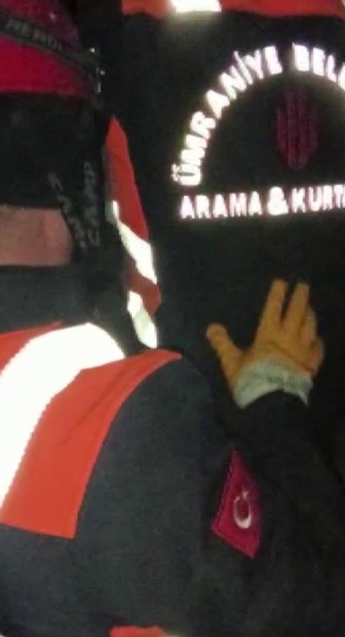Depremden 50 Saat Sonra Anne İle Oğlu Enkazdan Sağ Kurtarıldı