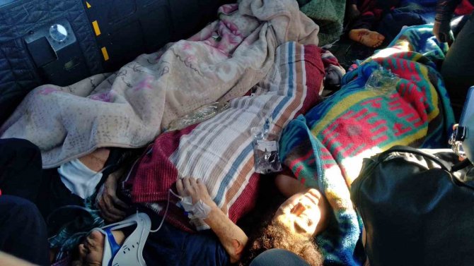 Hatay’da Enkazdan Kurtulan Yaralılar Uçakla Adana’ya Getirildi