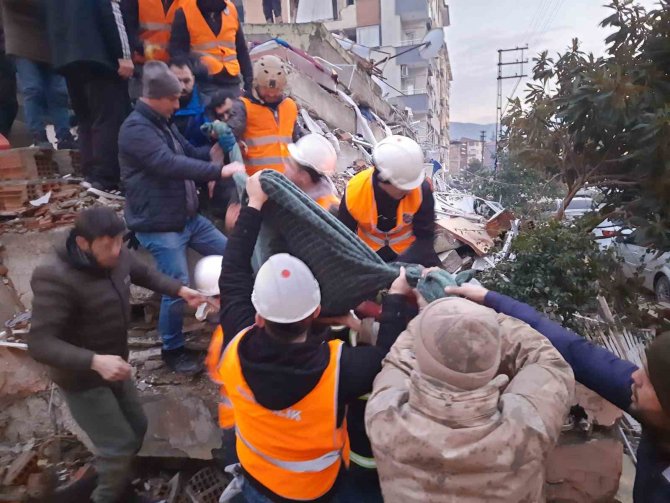 Depremde Yıkılan Apartmandan 3 Çocuk Sağ Kurtarıldı