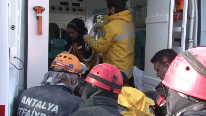 Hatay’da Enkazın Altındaki Baba 53 Saat Sonra Kurtarıldı, 3 Çocuğu Hayatını Kaybetti