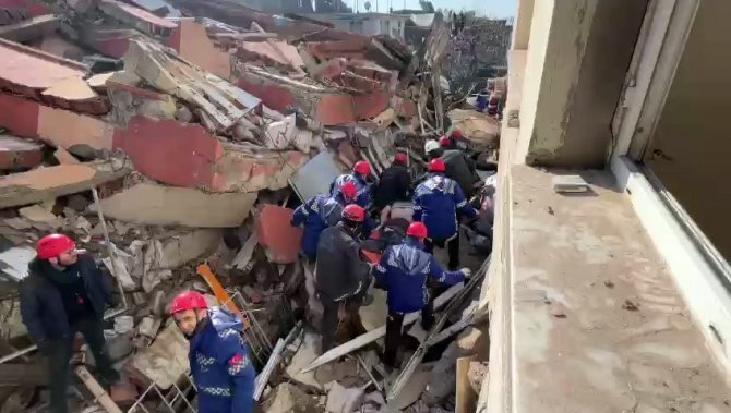 Hatay’da 50 Saat Sonra Hayata Yeniden Tutundu