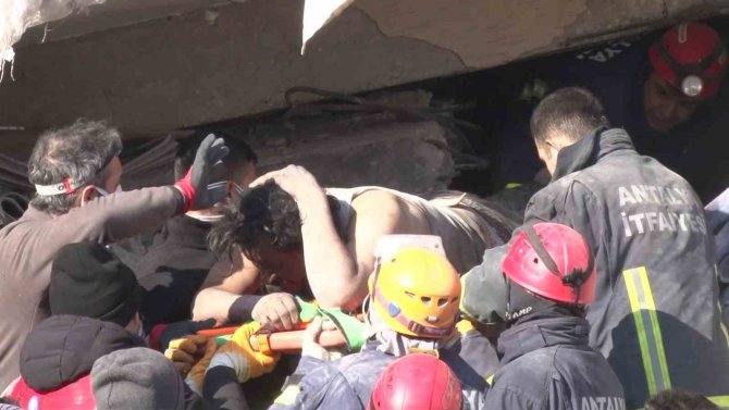 Hatay’da Enkazın Altındaki Baba 53 Saat Sonra Kurtarıldı, 3 Çocuğu Hayatını Kaybetti