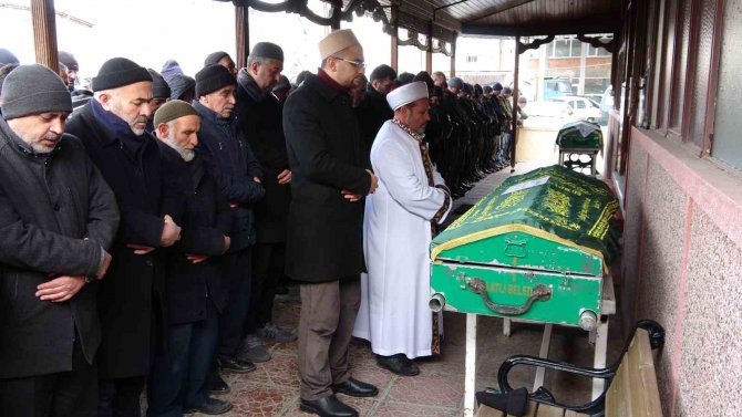 Kızının Enkazdan Kurtarılmasını Bekleyen Baba Kalp Krizi Sonucu Vefat Etti