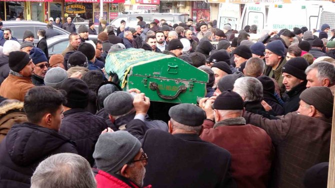 Kızının Enkazdan Kurtarılmasını Bekleyen Baba Kalp Krizi Sonucu Vefat Etti