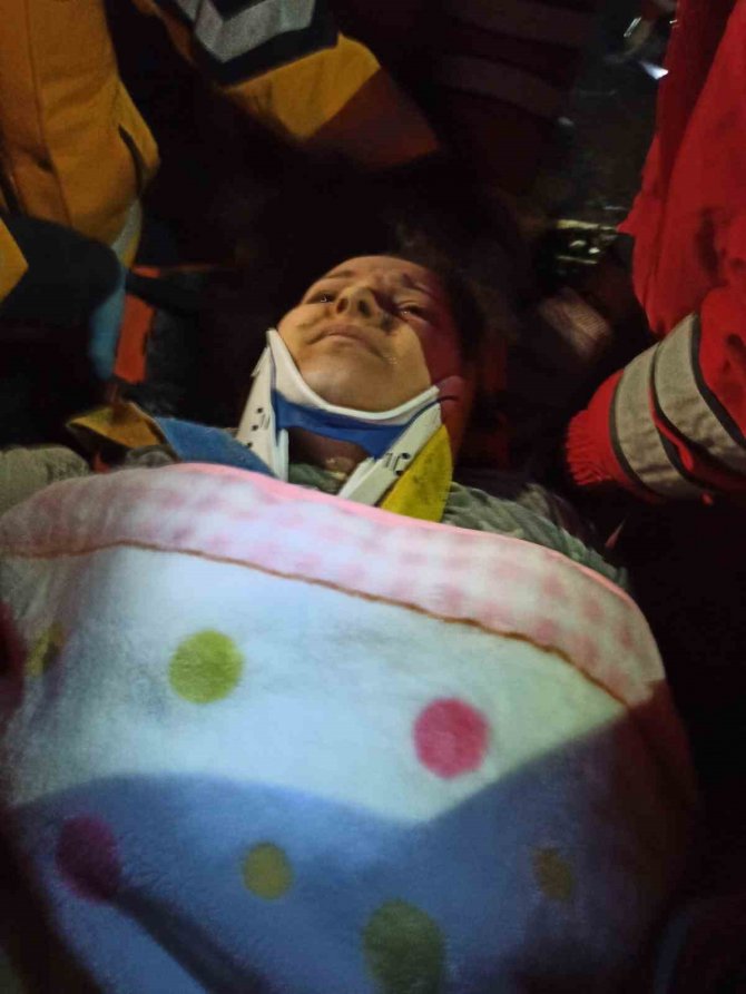 Hatay’da Minik Eymen’in Annesi De Enkazdan Sağ Olarak Çıkartıldı