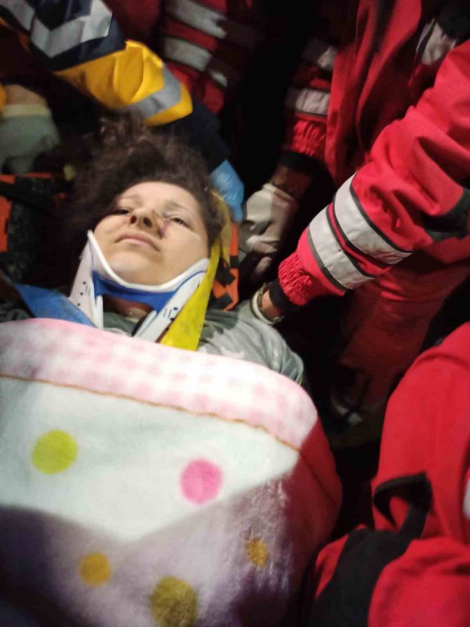 Hatay’da Minik Eymen’in Annesi De Enkazdan Sağ Olarak Çıkartıldı
