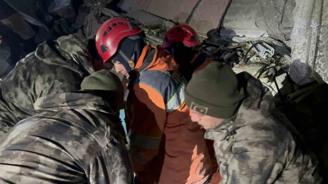Hatay’da Enkaz Altındaki Genç 47 Saat Sonra Kurtarıldı