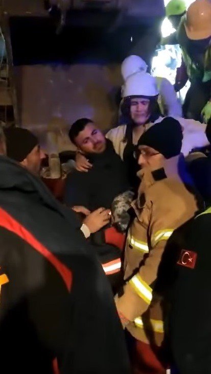 Hatay’da İtfaiyeciler 5 Kişiyi Daha Enkazdan Canlı Olarak Kurtardı
