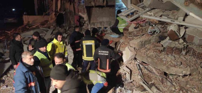 Hatay’da İtfaiyeciler 5 Kişiyi Daha Enkazdan Canlı Olarak Kurtardı