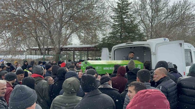 Depremde Hayatını Kaybeden Anne Ve 3 Çocuğuna Son Görev