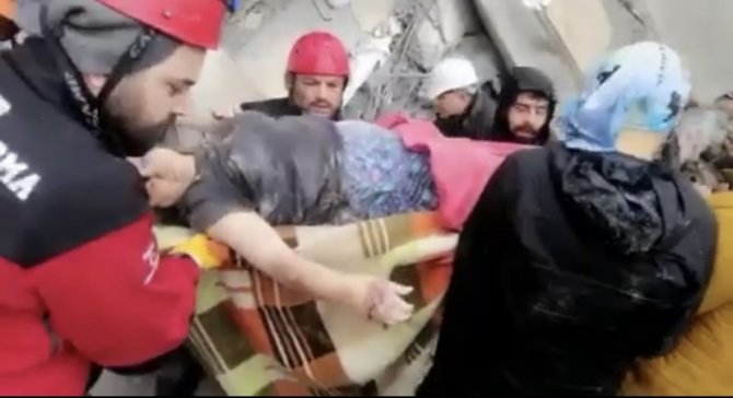 Hatay’da Enkaz Altındaki Kadın 36 Saat Sonra Sağ Olarak Kurtarıldı