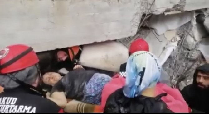 Hatay’da Enkaz Altındaki Kadın 36 Saat Sonra Sağ Olarak Kurtarıldı