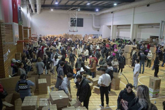 Karşıyaka Taraftarından 9 Tır Malzeme Yardımı