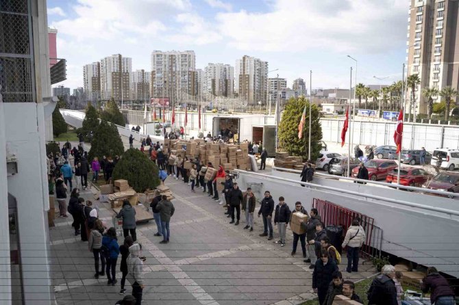 Karşıyaka Taraftarından 9 Tır Malzeme Yardımı
