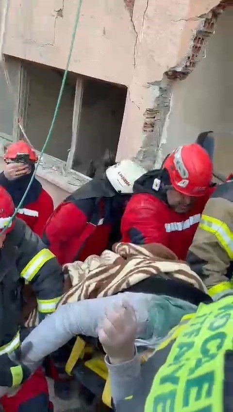 Enkazdan 56 Saat Sonra Kurtarıldı