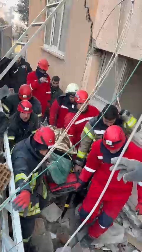 Enkazdan 56 Saat Sonra Kurtarıldı