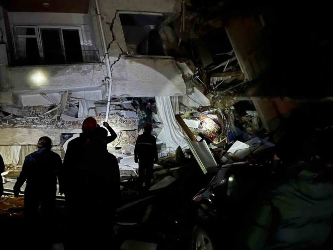 Dursunbey Ekibi, Hatay’da 2 Kişiyi Enkazdan Sağ Çıkardı