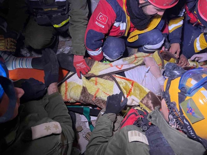 İ̇srailli Ekip Kahramanmaraş’ta 23 Yaşındaki Genci Enkazdan Sağ Çıkardı
