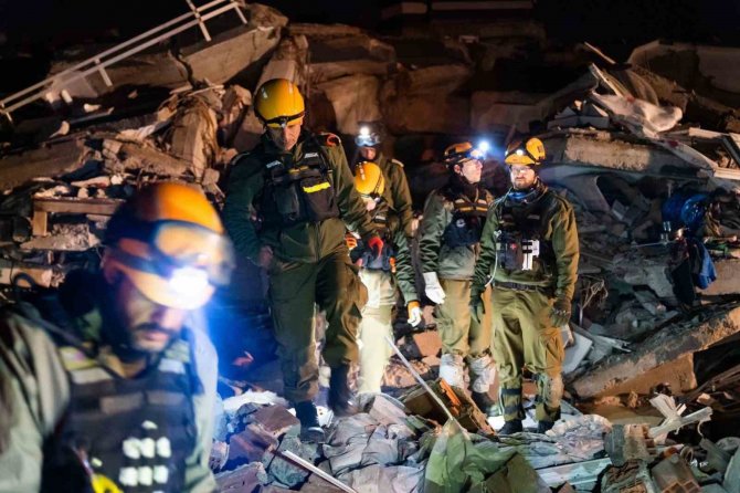 İ̇srailli Ekip Kahramanmaraş’ta 23 Yaşındaki Genci Enkazdan Sağ Çıkardı