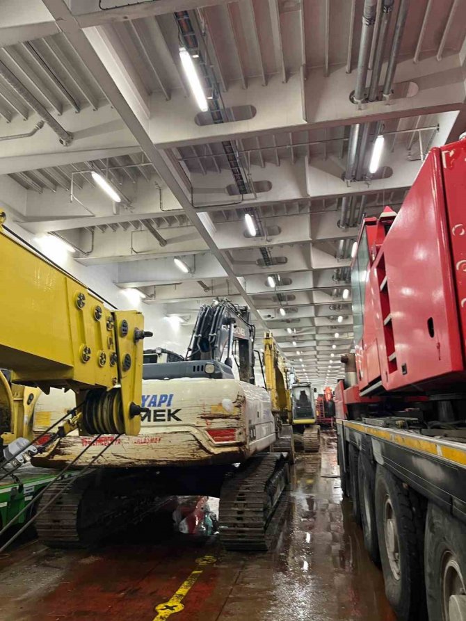 İ̇stanbul Valiliği Deprem Bölgesine Gemi İle 245 Ağır İş Makinesi Gönderildiğini Açıkladı